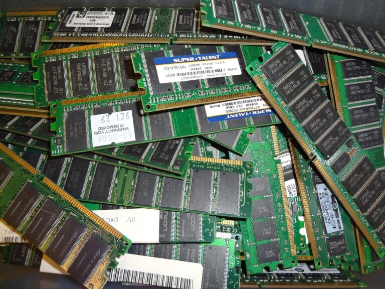varias memorias RAM acumuladas