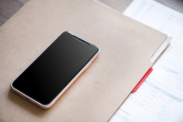 imagen de un celular encima de una mesa