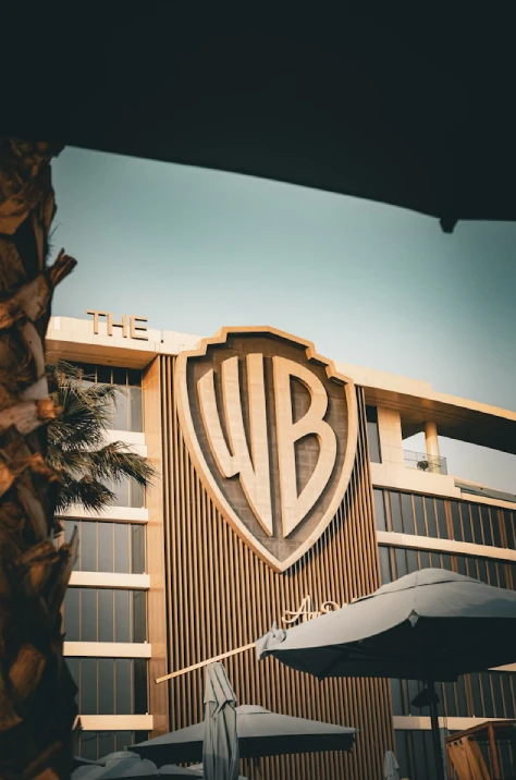 Logo de Warner Bros en edificio