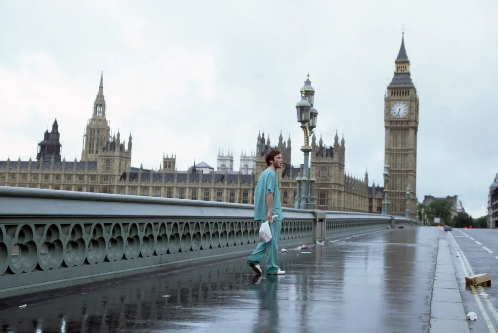 el personaje de cilian murphy caminando por las calles vacias de londres