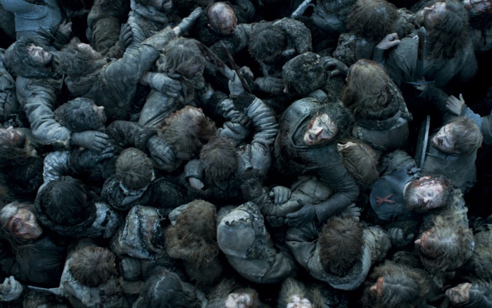Jon Snow en medio de una batalla representado con un plano cenital 