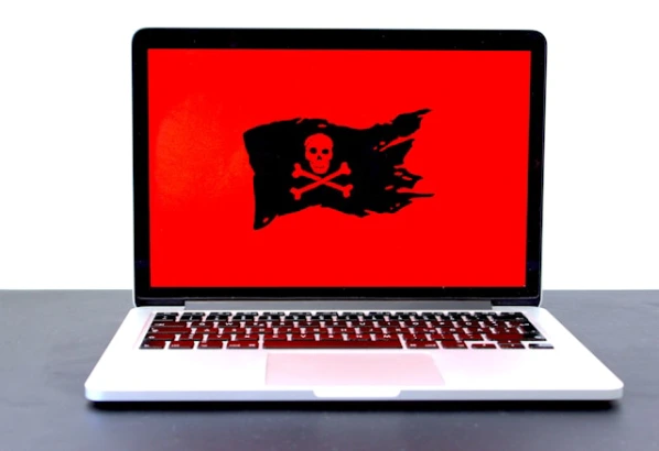 laptop con una bandera de calavera