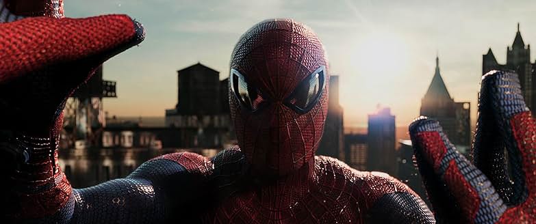 Spider Man mirando su reflejo de lo alto de un edificio