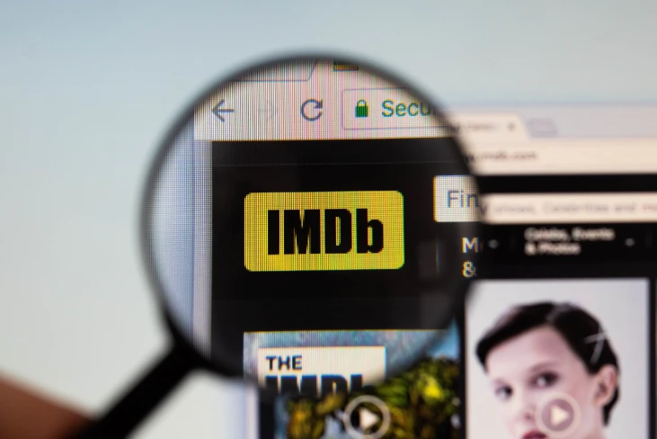 una lupa haciendo mas grande y visible el logo de IMDb