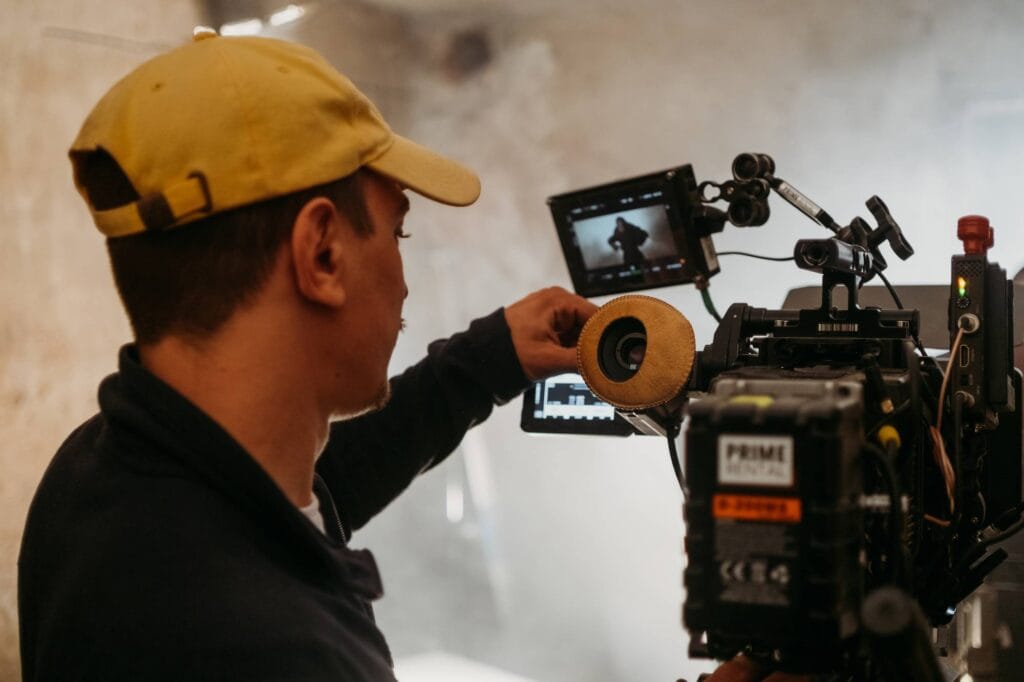 un director de cine con una camara cinematografica